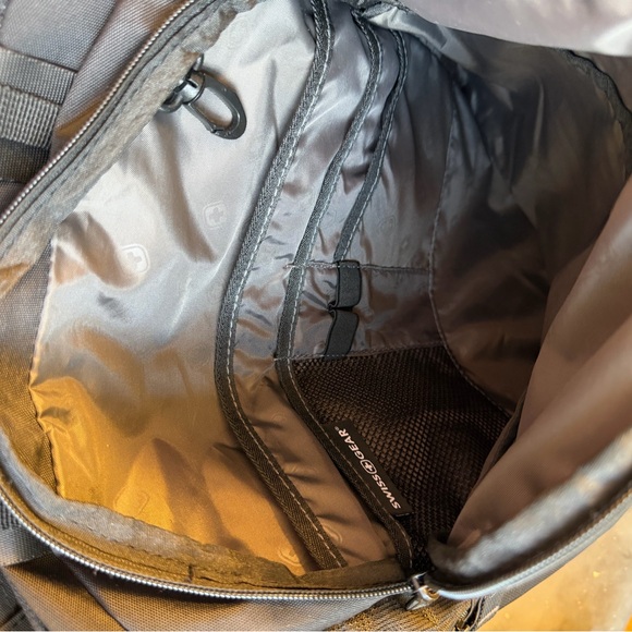 SwissGear 3670 USB ScanSmart Laptop Backpack - Picture 12 of 16